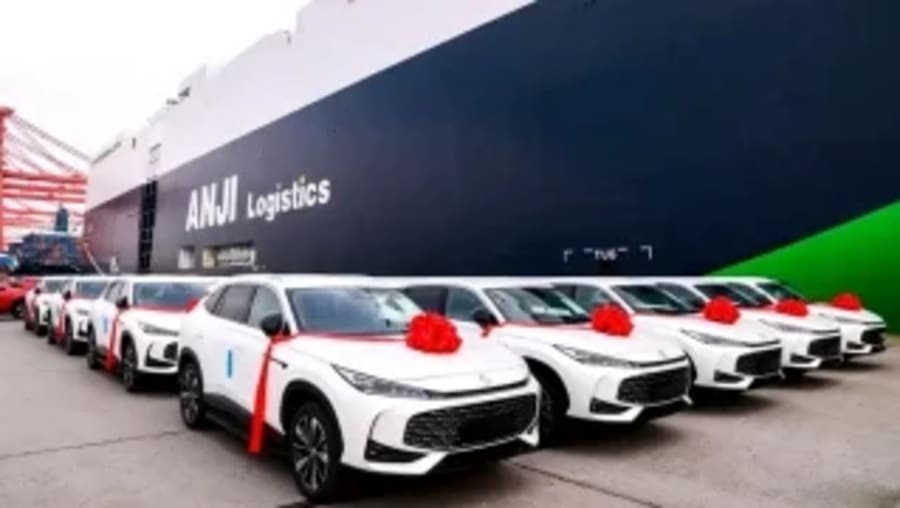 China ata en corto a sus marcas de coches eléctricos: quiere evitar una guerra de precios internacional como la ocurrida en el país