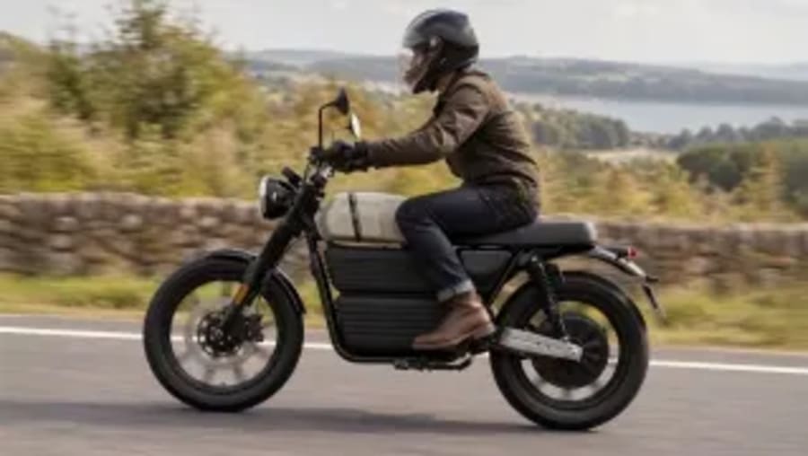 La moto eléctrica que llega desde Suecia con 170 km de autonomía, por menos de 10.000 euros y con un diseño retro espectacular
