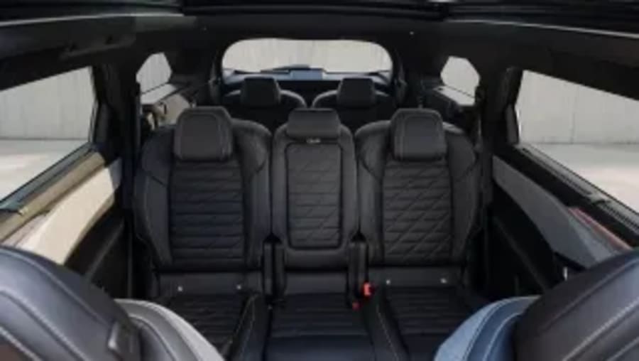 Si tienes una familia 'muy exigente', este SUV eléctrico de Peugeot ofrece 7 plazas y hasta 504 km de autonomía; no se puede pedir más