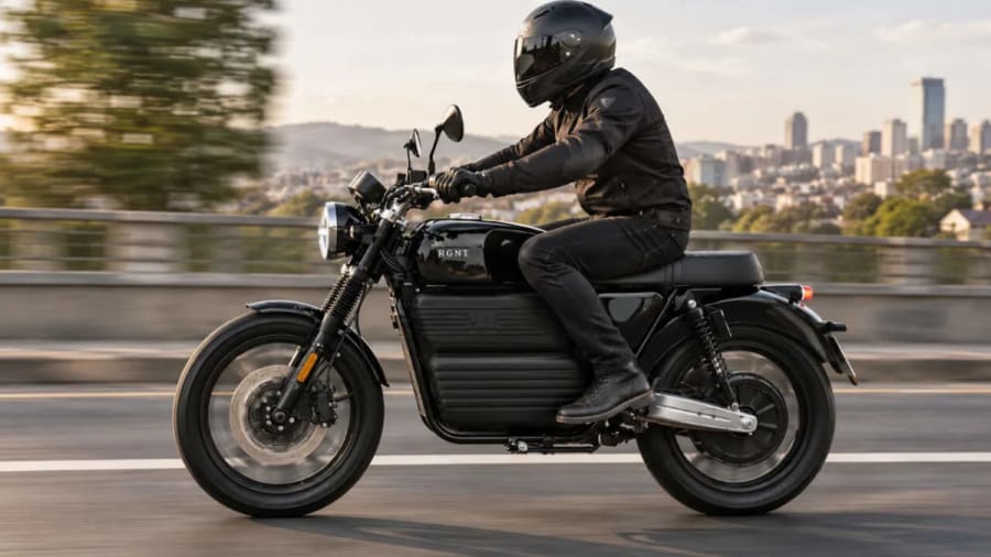 Esta moto eléctrica sueca parece clásica, pero tiene 62 CV y acelera de 0 a 100 km/h en 3,9 segundos