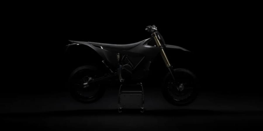 Stark transforma su supermoto eléctrica de 80 CV en una bestia oscurecida repleta de titanio