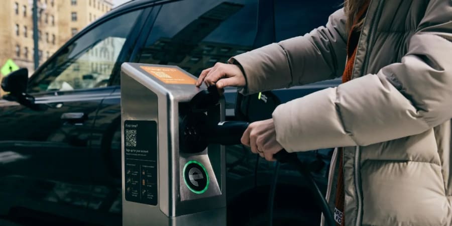 Esta startup de Brooklyn instalará casi 700 puntos de recarga para coches eléctricos en las aceras de Nueva York