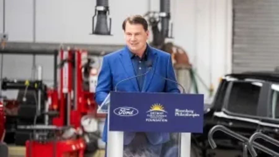 "Hemos hecho más por la industria que cualquier otra empresa": Jim Farley, CEO de Ford, responde a las críticas por sus acuerdos con China