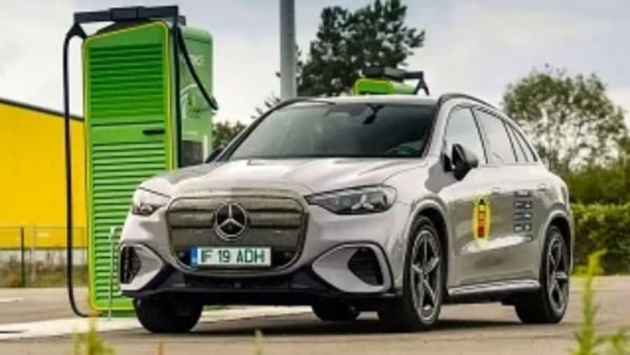 Carga 324 km en solo 17 minutos: el Mercedes que pone contra las cuerdas al mejor SUV eléctrico de BMW