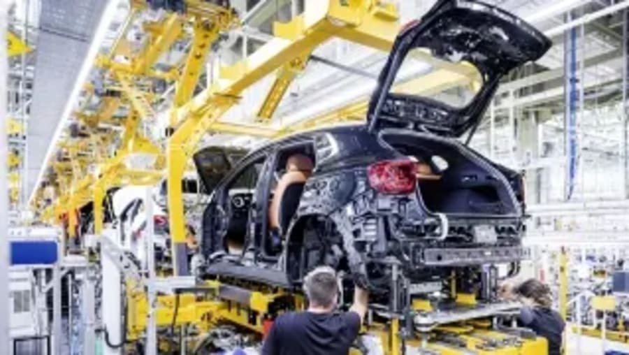 Mercedes pisa el acelerador con el SUV eléctrico más barato: 657 km de autonomía y "cientos de millones" para fabricarlo en Europa