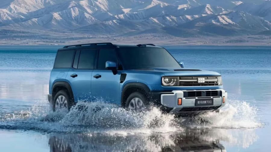 Este SUV chino tiene hélices integradas para poder navegar sobre el agua