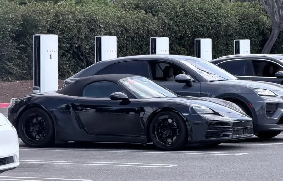 El Porsche Boxster eléctrico, cazado recargando en un Supercargador de Tesla en California