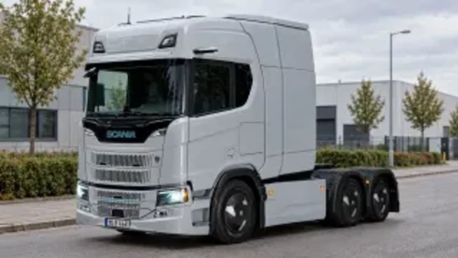 Un nuevo camión eléctrico acaba de superar al Tesla Semi en 170 km de autonomía y lo ha conseguido cambiando algo que parecía intocable