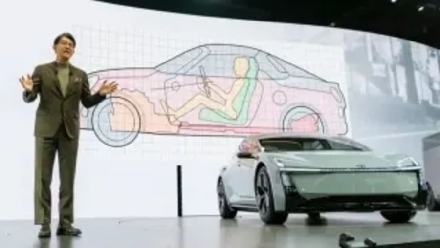 Con 57.000.000 unidades vendidas en todo el mundo, Toyota se prepara para lanzar la versión eléctrica de su coche más famoso