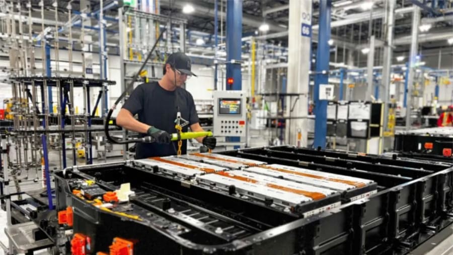 GM ya fabrica coches eléctricos con baterías hechas de materiales reciclados