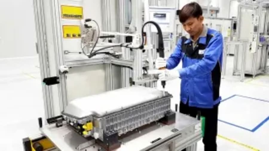 2.100 €: el sobrecoste que habría que pagar por fabricar las baterías de los coches eléctricos en Europa
