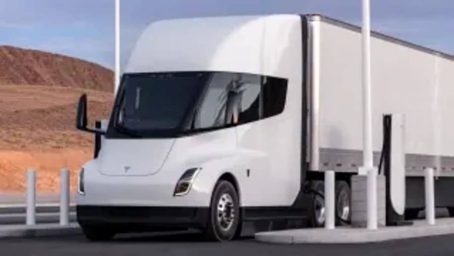 Carga al 60% en 30 minutos: así será la red de cargadores que Tesla traerá a Europa para 'alimentar' su primer camión eléctrico
