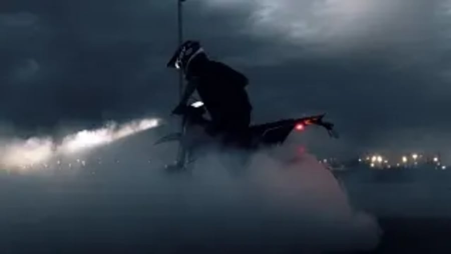 Una 'oscura' moto de la marca española con más éxito entre las 'eléctricas' llega al mercado: esta edición especial con solo 500 unidades