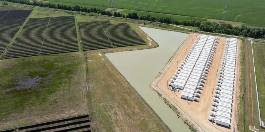 EIA: 83 GW de renovables y almacenamiento llegarán en 12 meses mientras cae la capacidad de los combustibles fósiles