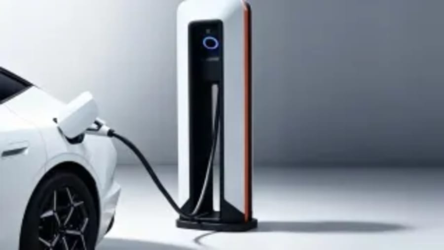 China carga un coche eléctrico como si repostara gasolina, pero acaba de trasladar el problema a la red eléctrica
