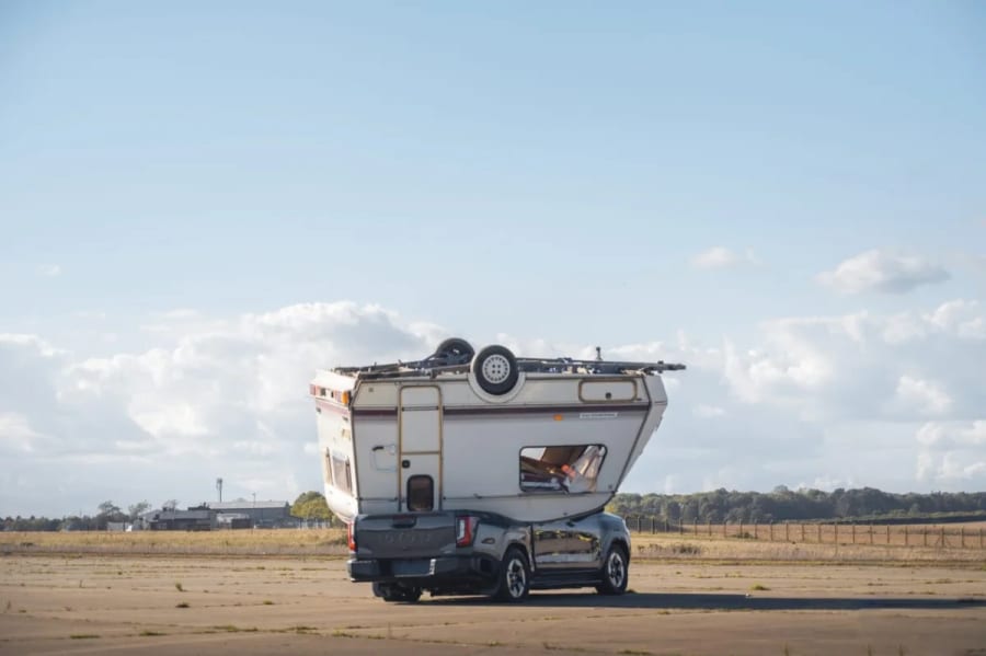 Toyota recupera la prueba más brutal de Top Gear: 760 kg caen desde 9 metros sobre la Hilux eléctrica