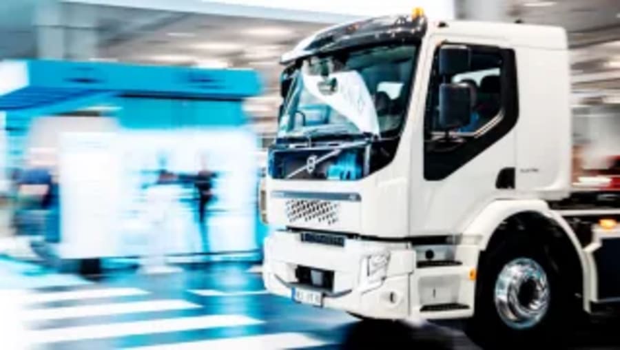 Los grandes fabricantes europeos ya tienen listos sus camiones eléctricos, pero advierten: "Europa lleva tres años de retraso"