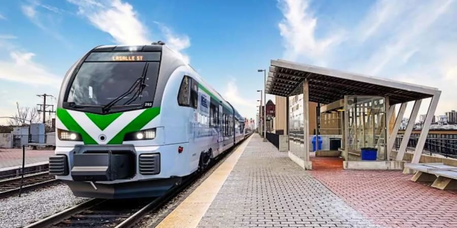Metra de Chicago califica su nueva locomotora eléctrica de batería como pionera en su clase