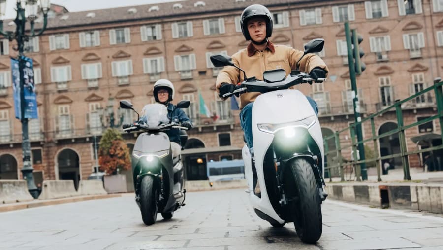 Los coches eléctricos hacen perder millones a Japón y ya hay una solución sobre la mesa del Gobierno: pasar la factura a las motos