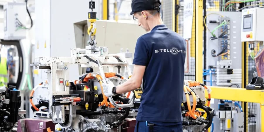 Stellantis tiene pedidos, pero le faltan baterías: parón para los eléctricos de Peugeot y Citroën