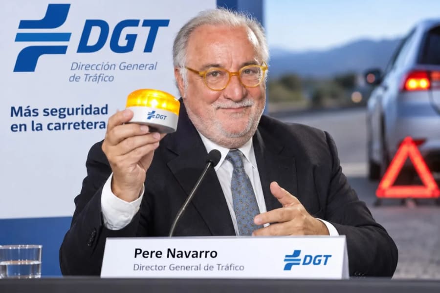 La DGT desmiente el bulo sobre la V16: seguirá siendo obligatoria desde hoy