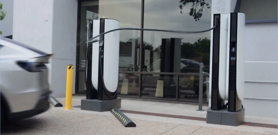 Tesla lanza una función para huir mientras se está enchufado tras un tiroteo mortal en un Supercharger