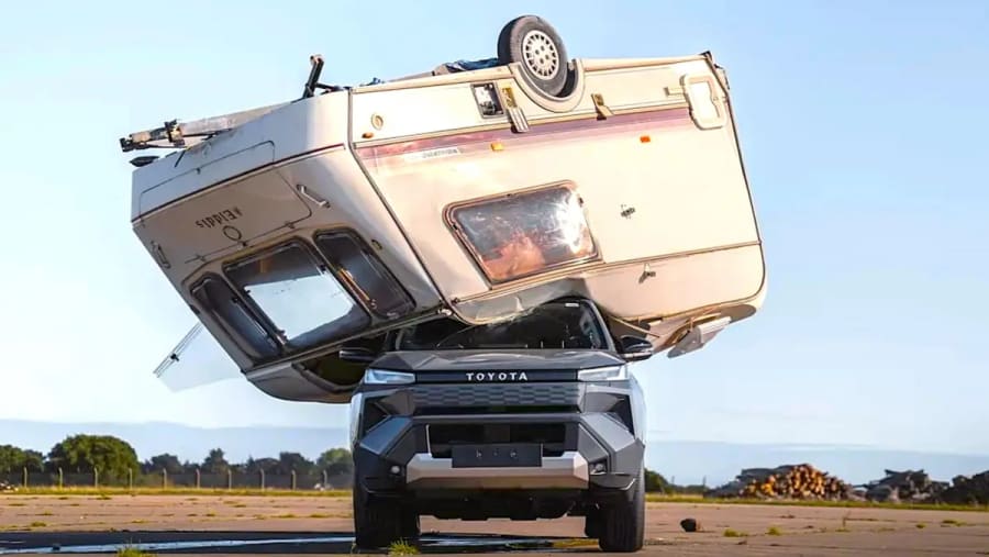 Este Toyota eléctrico y 4x4 es sencillamente irrompible: le tiran una caravana de 760 kg y así queda