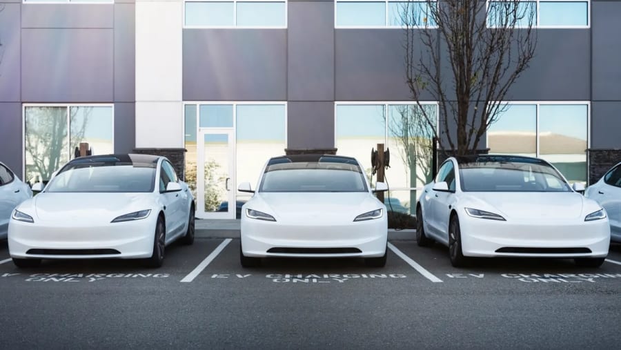 El Tesla Model 3 da 'el do de pecho' en España donde los coches eléctricos ya son la segunda mecánica más vendida