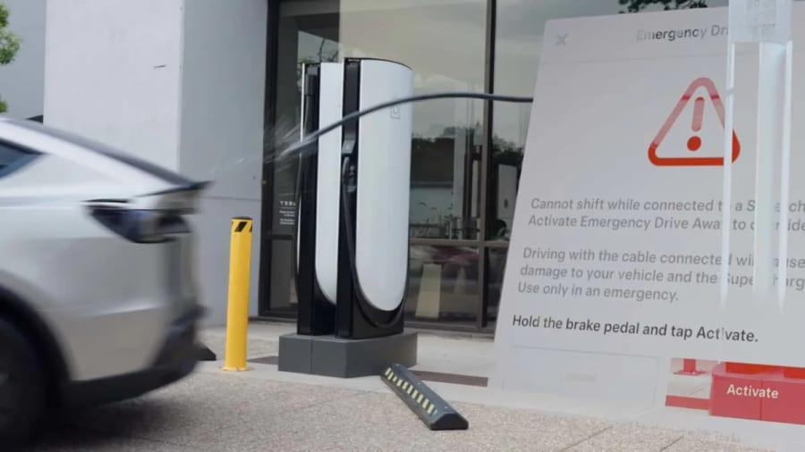 Tesla ahora te permitirá marcharte de un Supercharger en caso de emergencia