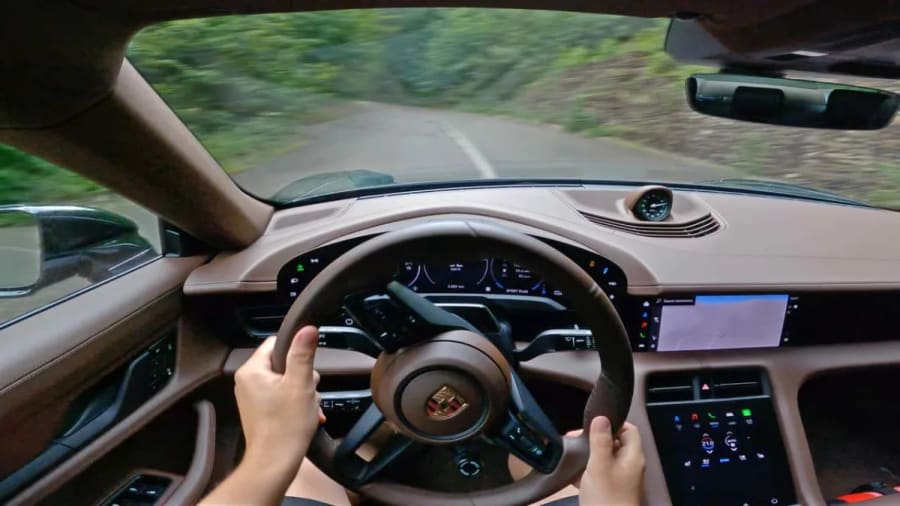 Pensaba que las marchas simuladas mejoraban a los eléctricos hasta que conduje este Porsche Taycan