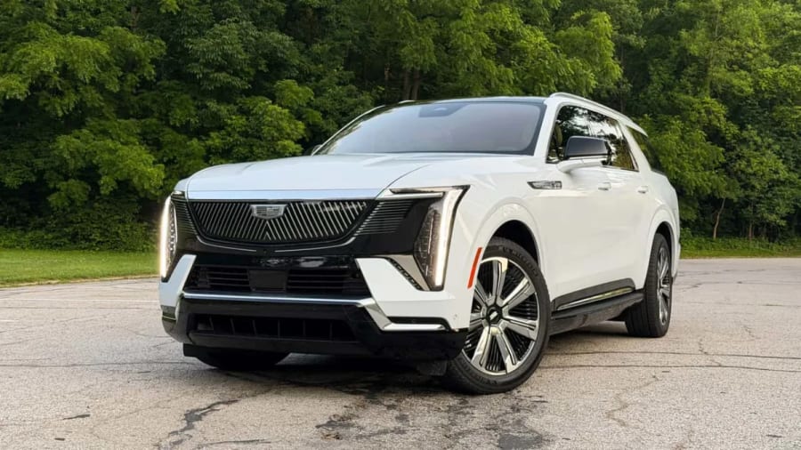 El Cadillac Escalade IQ de 2027 estrena puerto NACS y carga doméstica más rápida