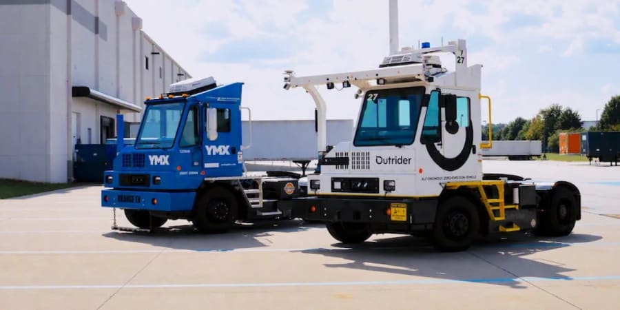 Naranja autónomo: YMX añade la tecnología de conducción autónoma de Outrider a sus camiones de maniobra eléctricos