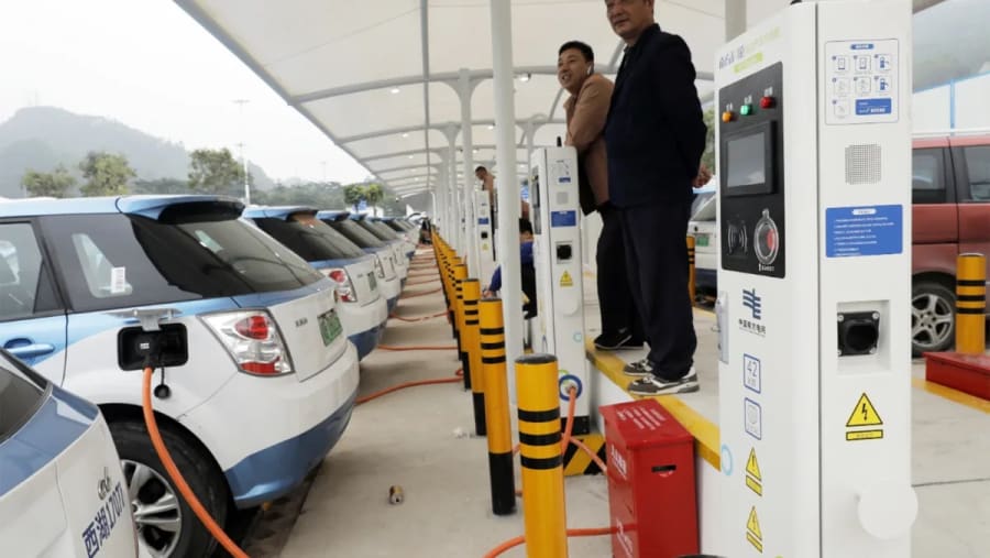 China tiene tantos coches eléctricos moviéndose a la vez que empieza a 'echarlos' del cargador por el bien común