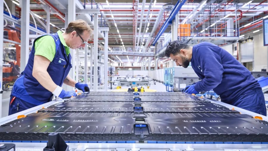 China quiere producir baterías de estado sólido en masa para 2030, pero CATL les 'baja el suflé': "Sólo están en un nivel 4 sobre 9"