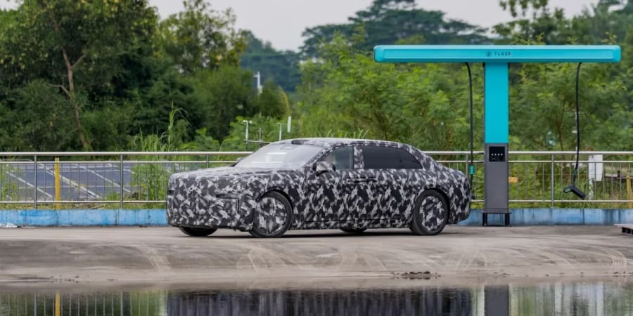 Cazada la berlina eléctrica de ultra lujo de BYD con puertas suicidas antes de su inminente debut
