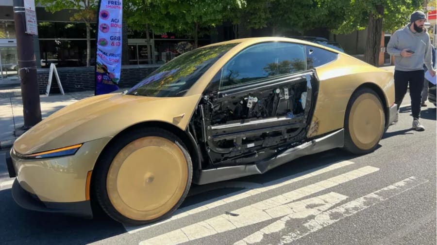 Un Tesla Cybercab sufre un accidente y pierde por completo una de sus puertas
