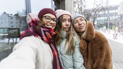 Medium-shot-smiley-women-taking-selfie