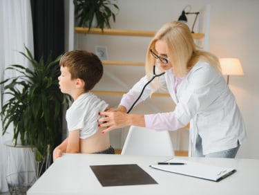 Pediatra examinando bebé con estetoscopio en el hospital. Atención