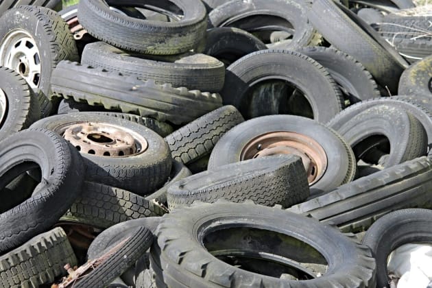 Autoverwertung Aue: Auto einfach recyceln lassen! 3 Alte Reifen