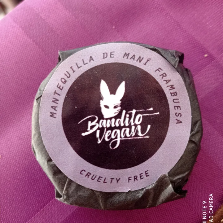 photo of Bandito Vegan Alfajor Sabor Frambuesa Y Mantequilla De Mani shared by @omarchelechg on  06 Feb 2023 - review