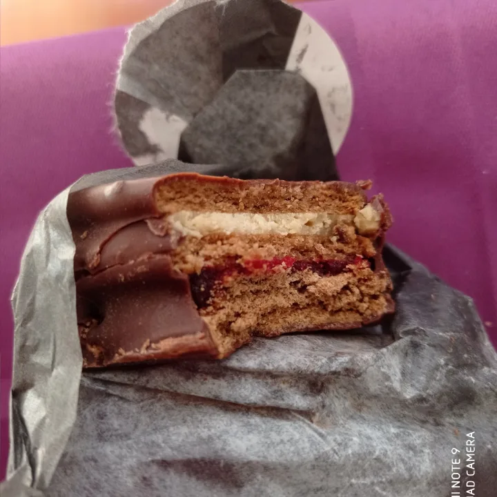 photo of Bandito Vegan Alfajor Sabor Frambuesa Y Mantequilla De Mani shared by @omarchelechg on  06 Feb 2023 - review