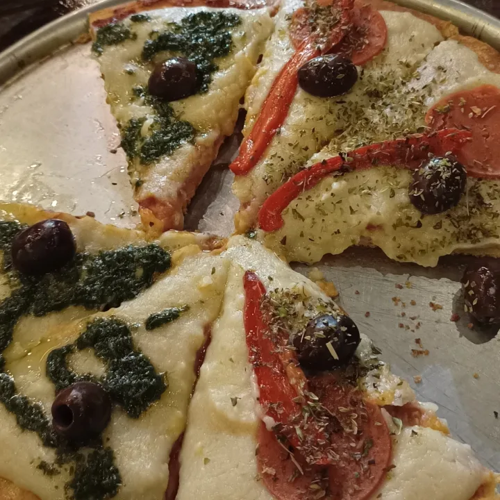 photo of SHIPIBO Bistro Amazonico pizza mitad de morrones y mitad pesto shared by @veganveganita on  08 Feb 2023 - review