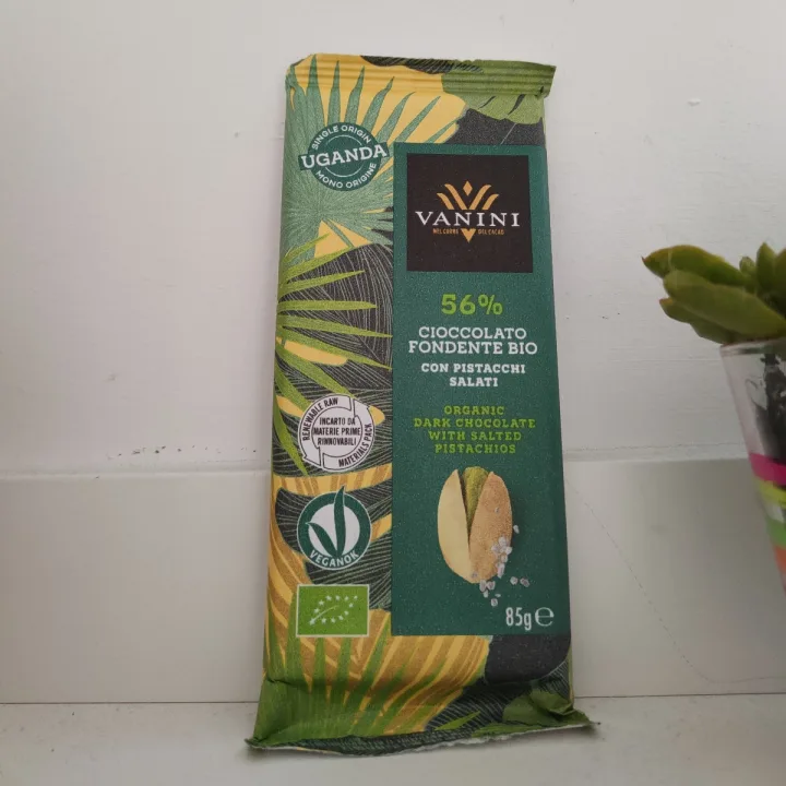 photo of Vanini cioccolato fondente 56% bio con pistacchi salati shared by @blackiris on  07 Mar 2023 - review