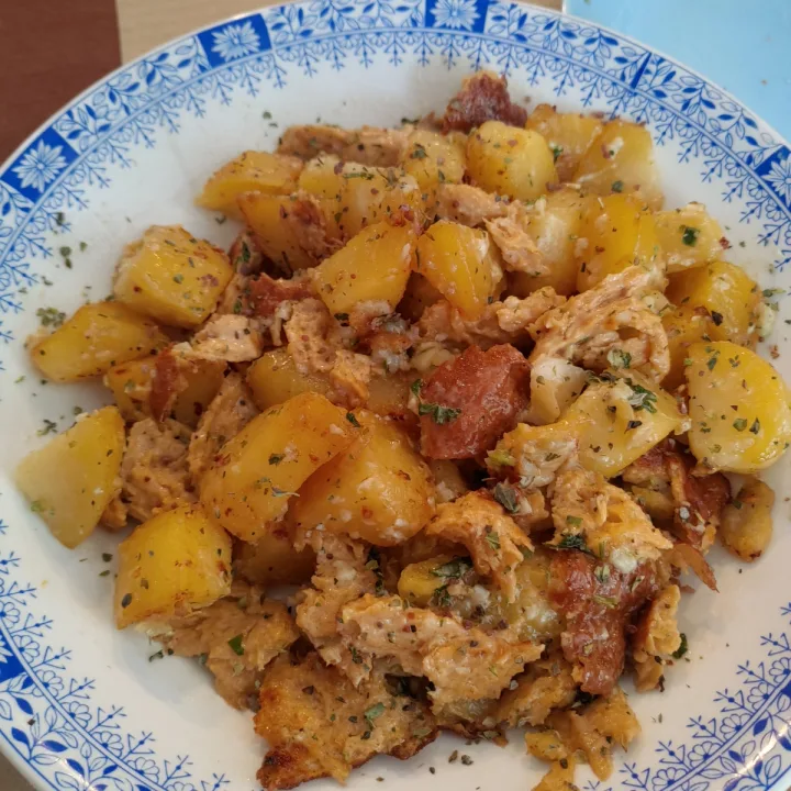 review photo of Mostaza Y Media "Pollo" al ajillo shared by @saravelif on 17 Mar 2023 - review
