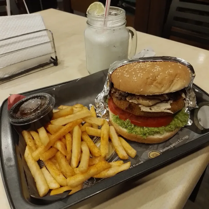 review photo of Hamburguesas El Garaje | Cabecera Hamburguesa Veggie Rock shared by @avsantafe on 29 Mar 2023 - review