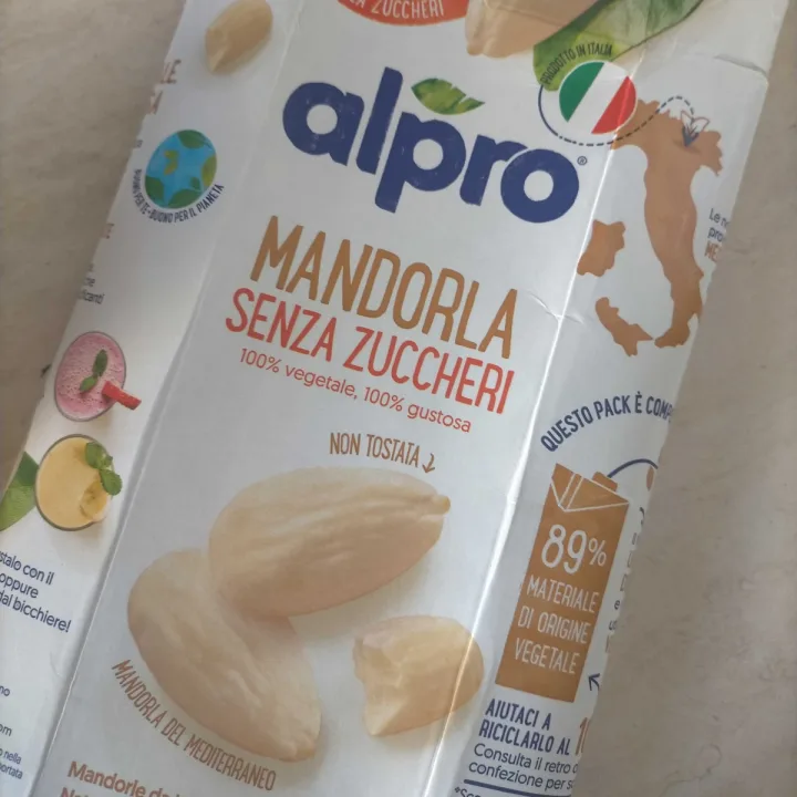 photo of Alpro bevanda mandorla senza zuccheri shared by @misguidedgrace on  03 Apr 2023 - review