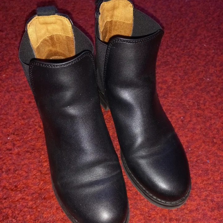 photo of Will's Vegan Store Luxe Smart Chelsea Boots shared by @anneta on  08 Apr 2023 - review