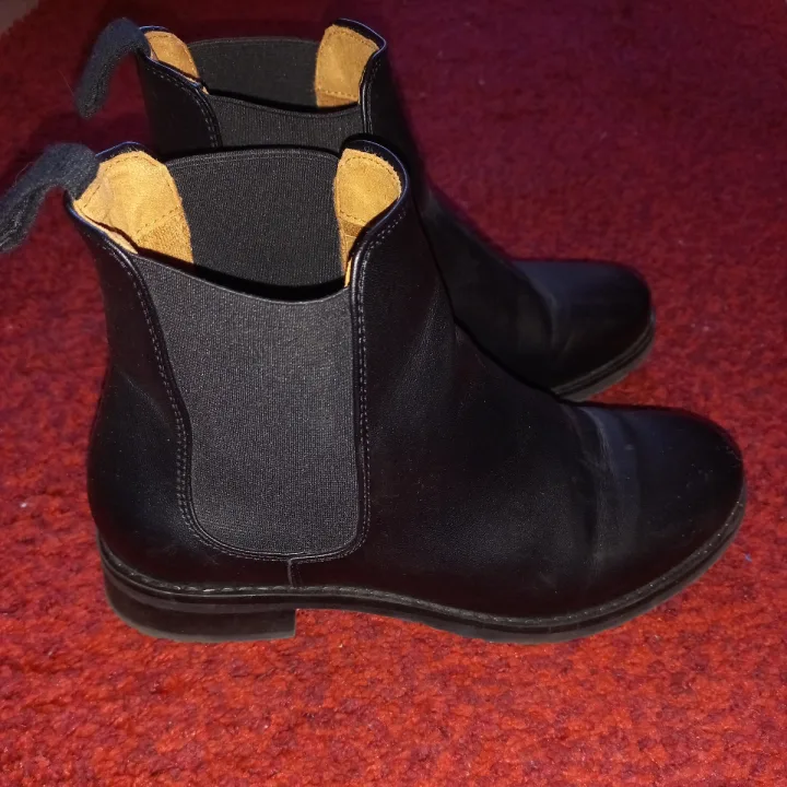 photo of Will's Vegan Store Luxe Smart Chelsea Boots shared by @anneta on  08 Apr 2023 - review