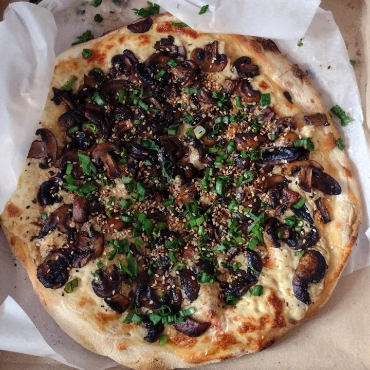 photo of ALMA CASA VEGANA Pizza de champis shared by @alejandraglck on  15 Apr 2023 - review