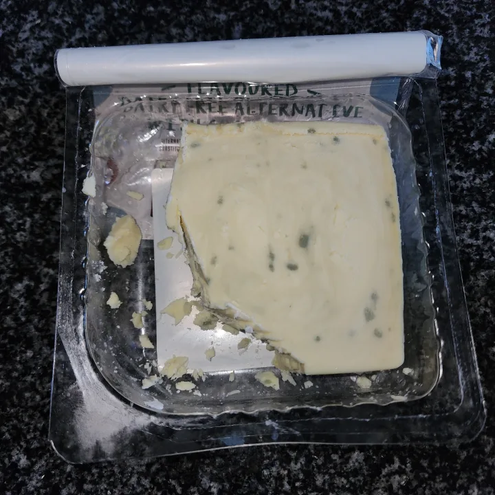 photo of Simple Truth Simple Truth Blue Cheese Flavoured Dairy Free Alternative With Coconut Oil shared by @divineswine on  16 Apr 2023 - review